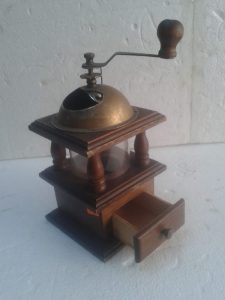 2.El ve Vintage Ürünlerin Tümünde 3 AL 2 ÖDE Kampanyası Başlamıştır! 10 antika kahve değirmeni, ürünün ölçüleri: boyu 20 cm eni 12 cm