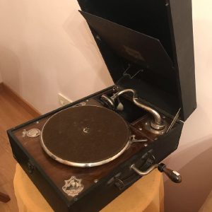 Defolu teşhir elbise dolabı toptan outlet 2 Kapaklı gardırop elbise dolabı 20 1930 tarihlerine ait antika çanta gramafon 35*45 santim